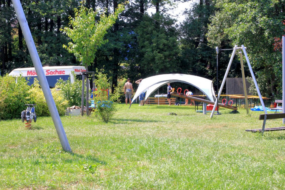 Aufbau fürs Kinderfest - und die Sponsoren immer dabei