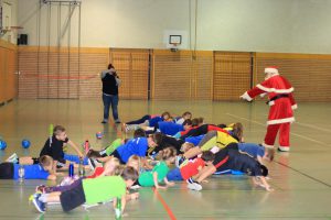 Auch mit dem Weihnachtsmann ging es sportlich "zur Sache"