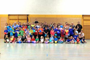 Gruppenbild der Ballschule, F-Jugend und der E1-Jugend