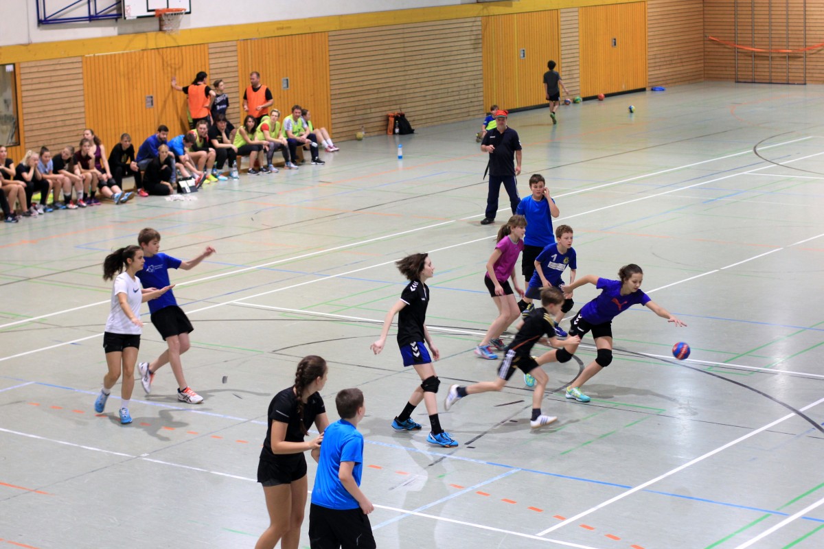 Handball-Mädchen gegen Jungs