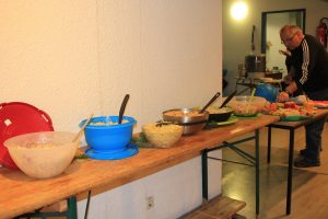 Unterdessen haben die Helfer das Buffet hergerichtet
